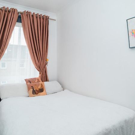 Entire Fabulous 2Bedroom First Floor Flat Located Within Close Proximity To City Centre & University Of Aberdeen With Private Parking Eksteriør billede