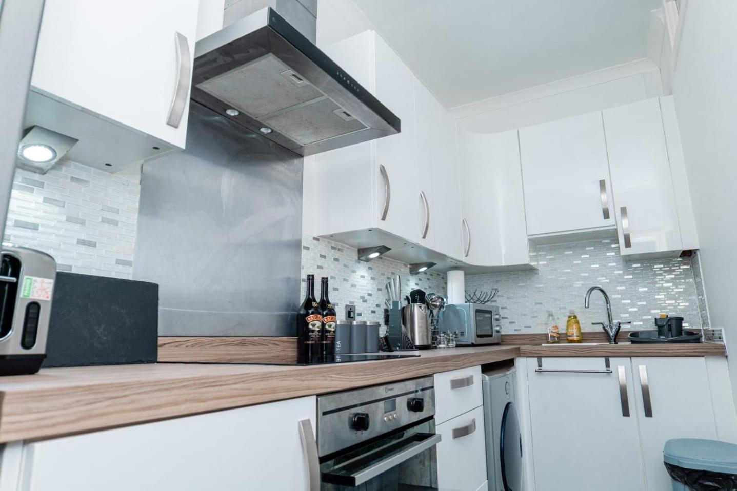 Entire Fabulous 2Bedroom First Floor Flat Located Within Close Proximity To City Centre & University Of Aberdeen With Private Parking Eksteriør billede